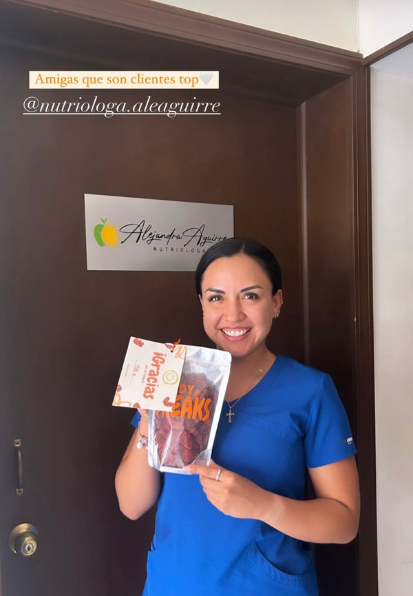 cliente nutrióloga mostrando gomitas enchiladas Candy Freaks®