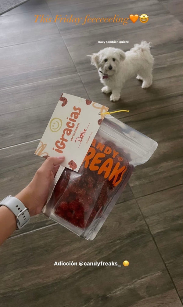 dulces enchilados Candy Freaks® snack con mascota en casa