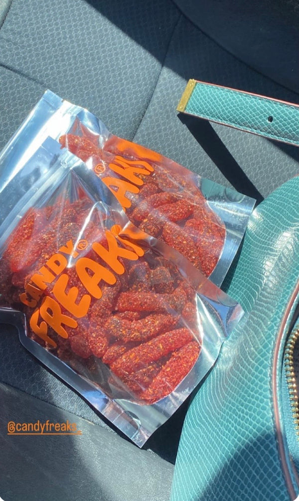 bolsa de gomitas enchiladas Candy Freaks® en auto estilo lifestyle