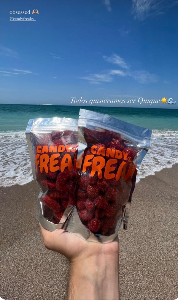 dulces enchilados Candy Freaks® disfrutados en la playa vacaciones