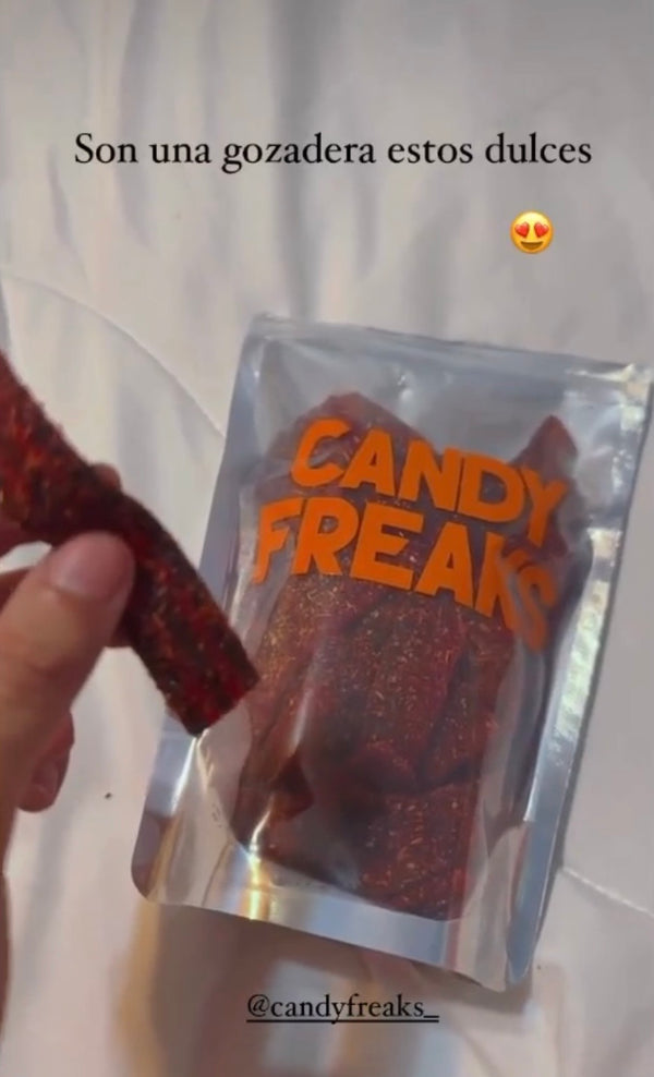 cliente disfrutando gomitas enchiladas Candy Freaks® con chile y chamoy